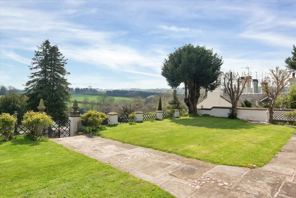 Front Garden and Vie