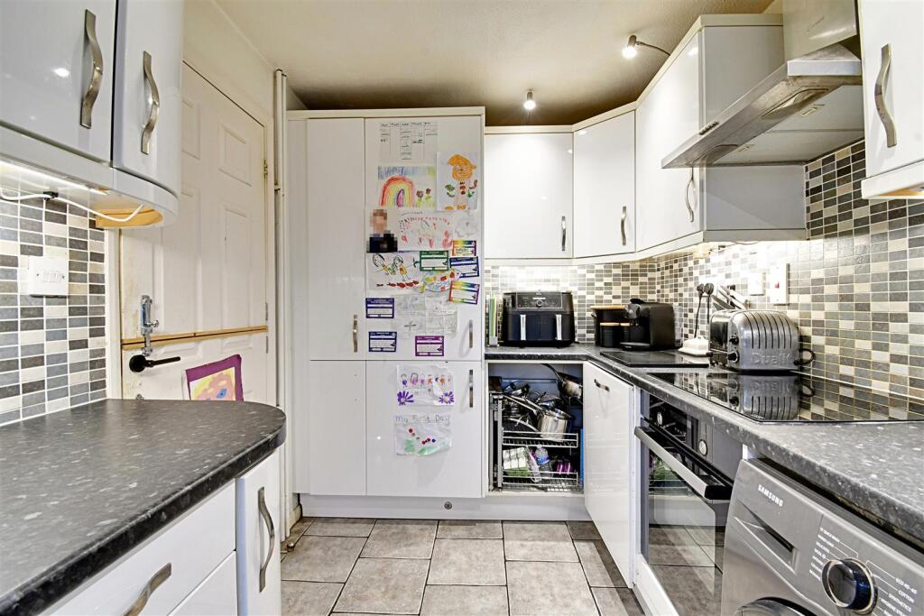 Kitchen 2.jpg
