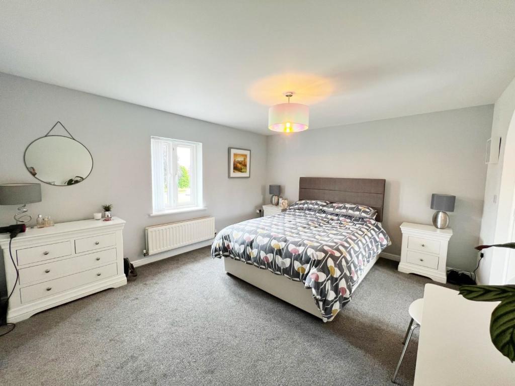 Bedroom 1 pic 4.jpg