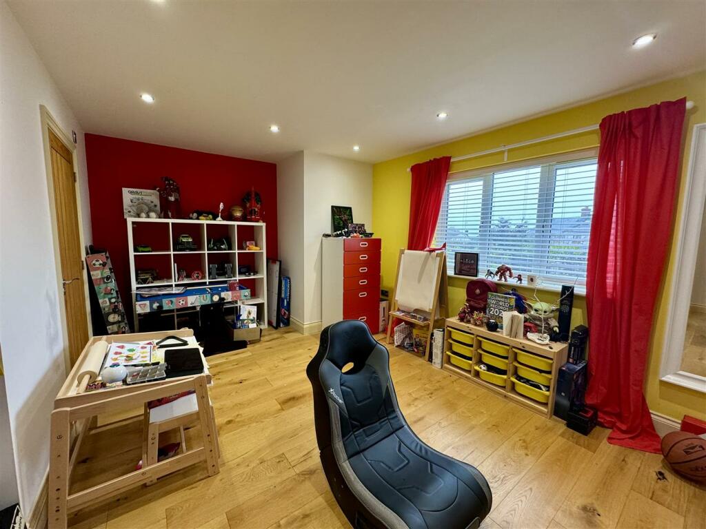 BEDROOM 4