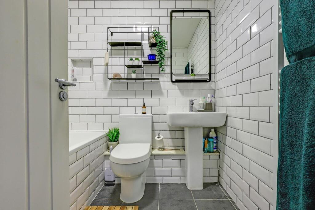 10-1ea4JHPropWpen - 2 Capel Court - 28-medium.jpg