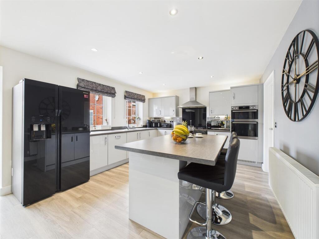 Stunning Open Plan L-Shaped Living/Dining/Kitchen