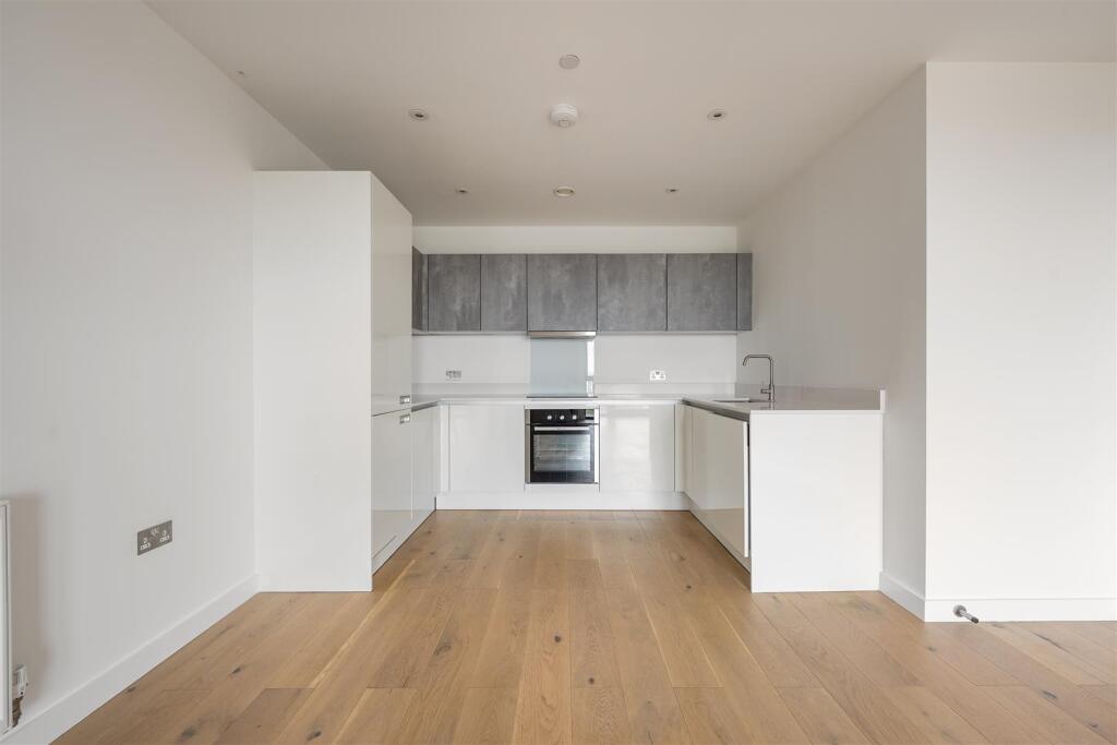 Station Approach, E17