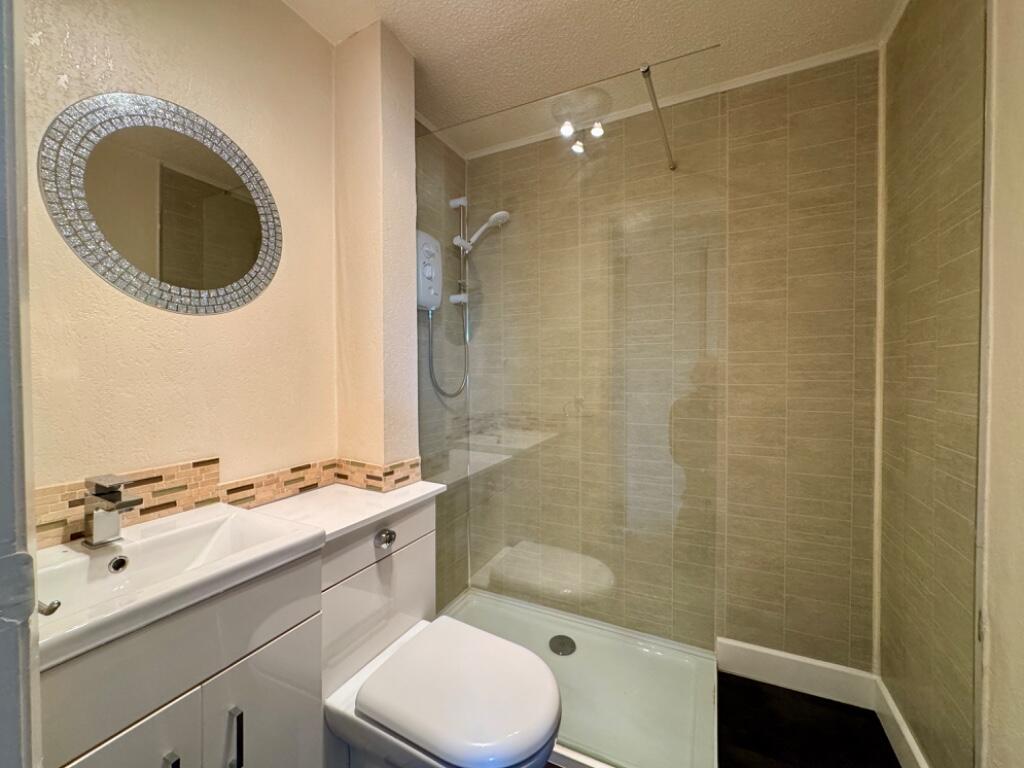 Shower room.