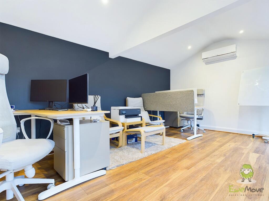 CAM01543G0-PR0103-STILL044