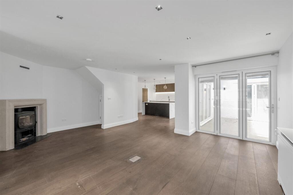 Burston-Drive-14.jpg