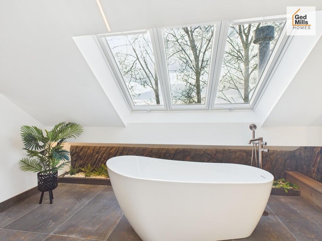 MASTER BATH TUB