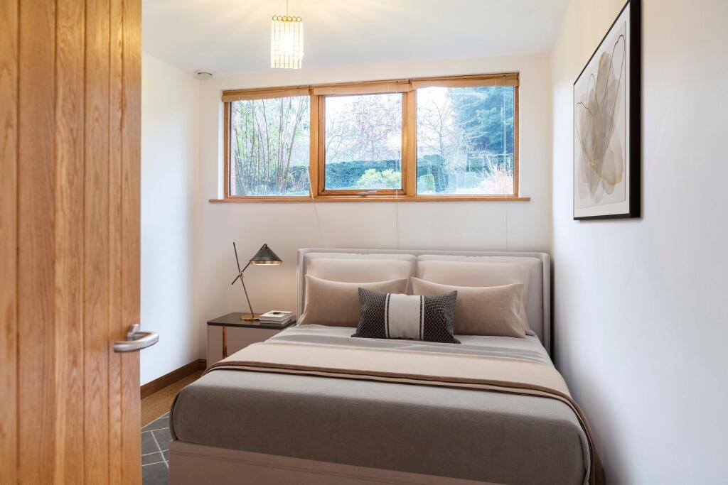 Bright guest bedroom 4