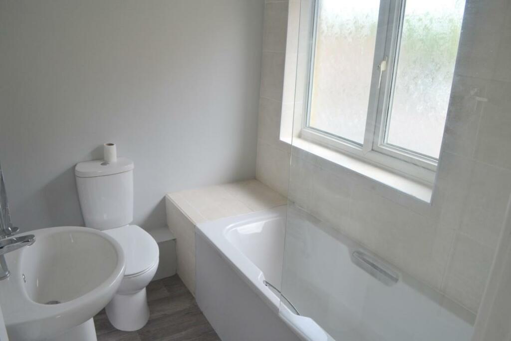 Bathroom (Medium).JPG