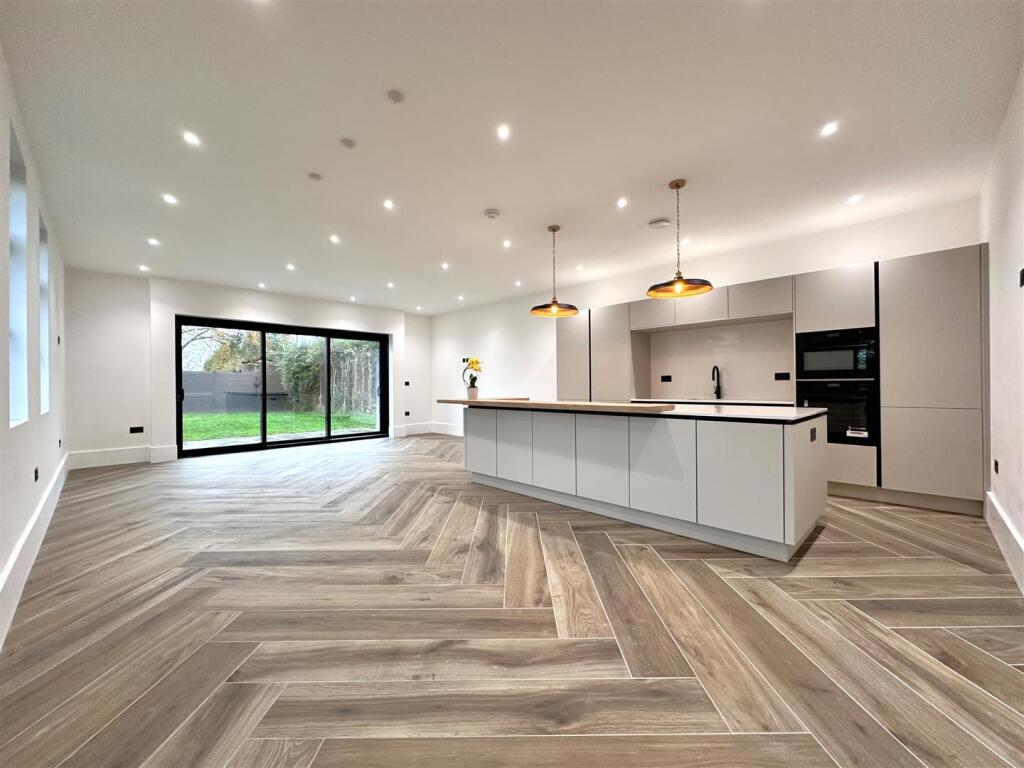 Magnificent OPEN-PLAN Living/Dining Kitchen 595