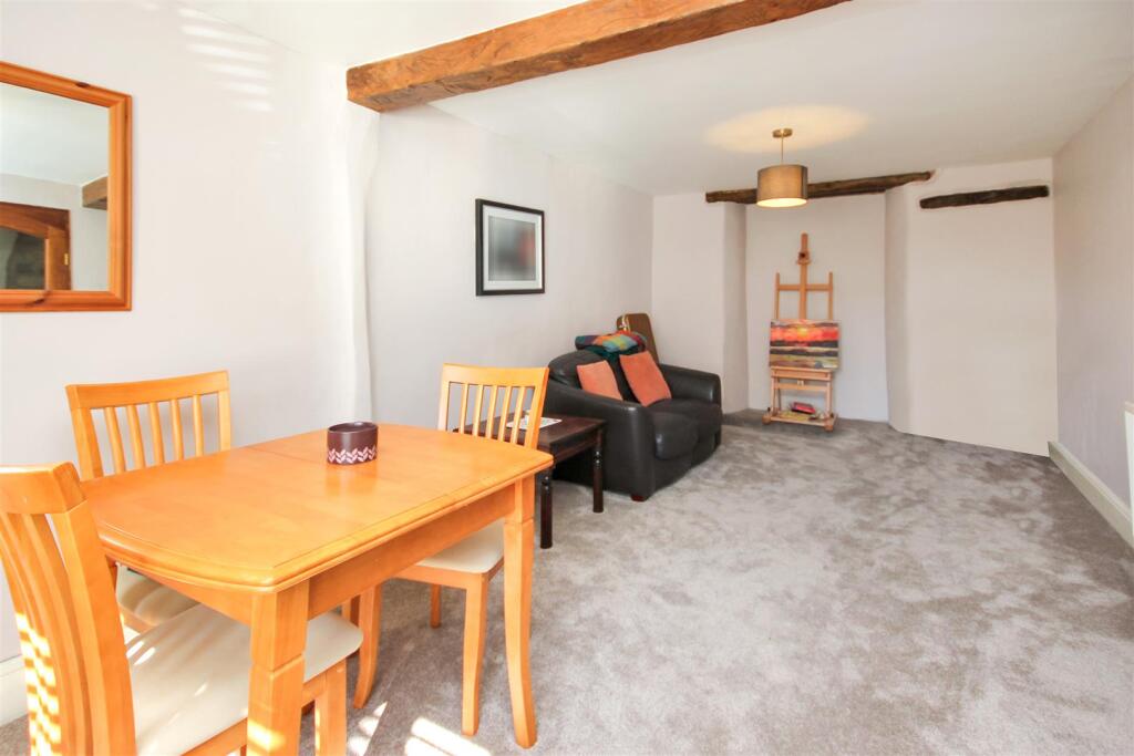 lounge dining area.JPG