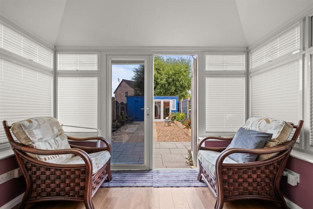 2 St James Close-09.jpg