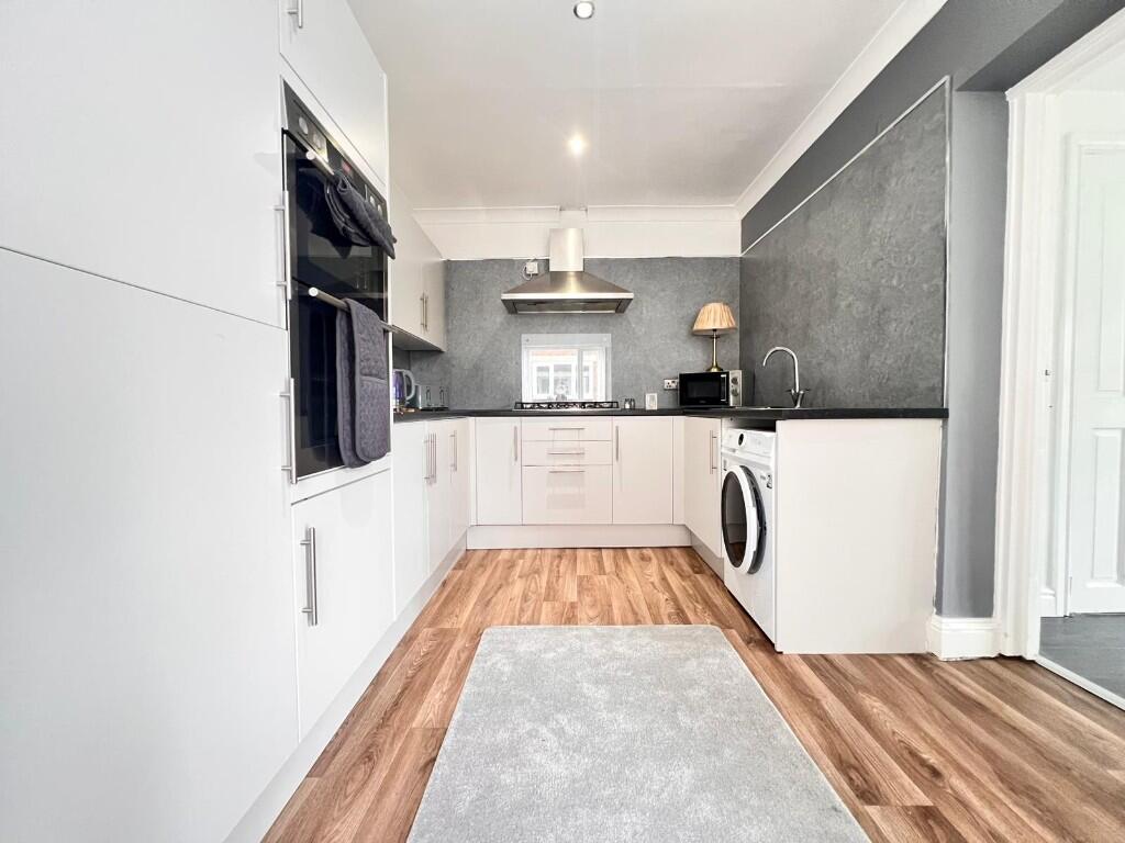 FITTED KITCHEN 
