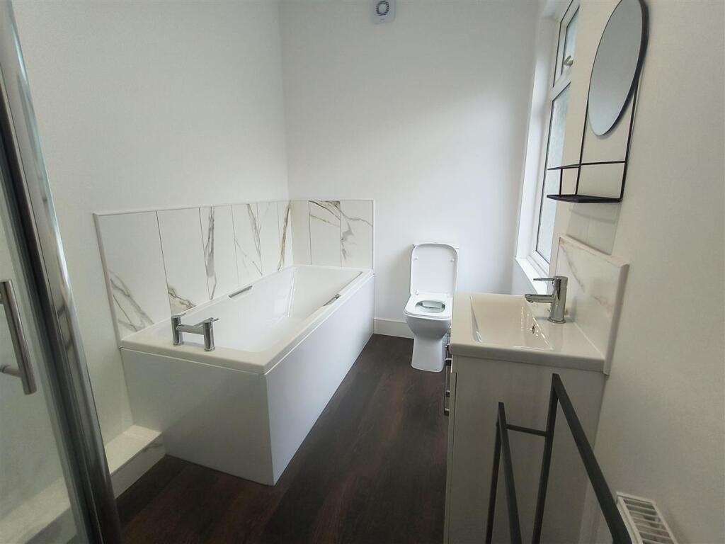 bathroom 1.jpg
