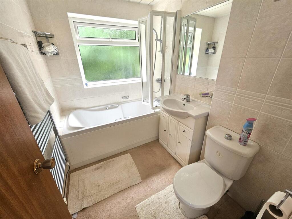 En Suite Bathroom.jpg