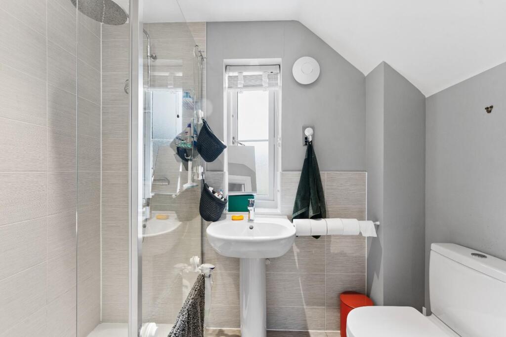 1.9 - bed 1 ensuite.jpg