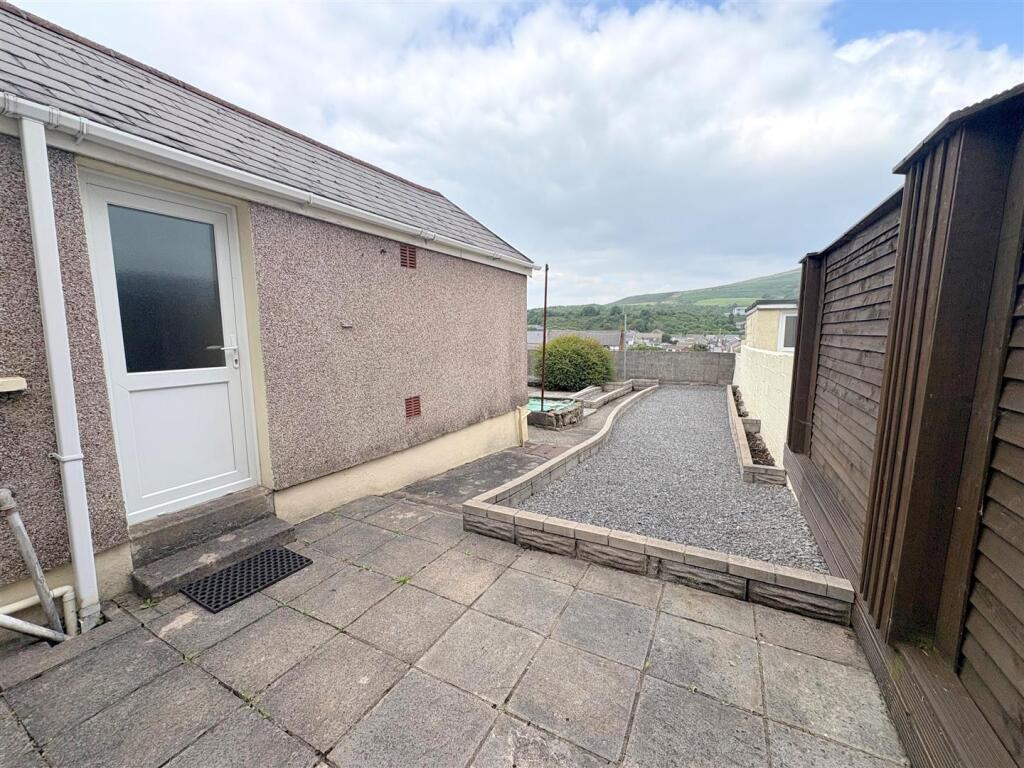 Rear Garden b.jpg