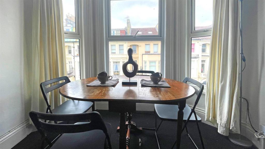 student-4-bed-flat-nightingale-rd-portsmouth (9).J