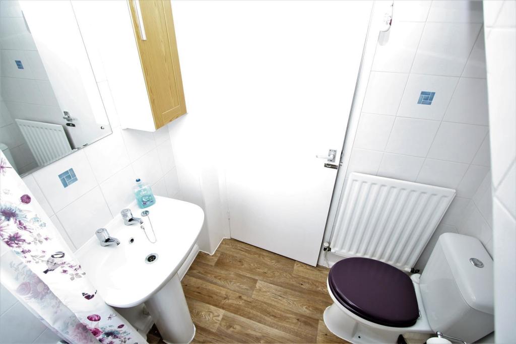 Bathroom 2.jpg