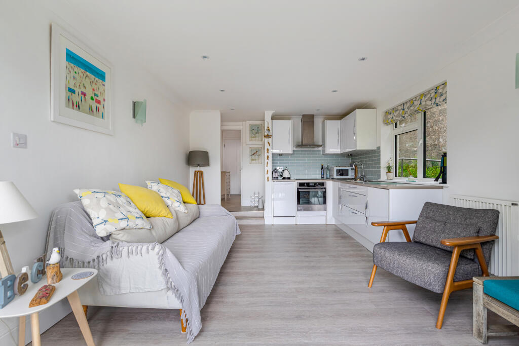 A11 - Flat 3 Whiteladies New Road Stoke Fleming - 