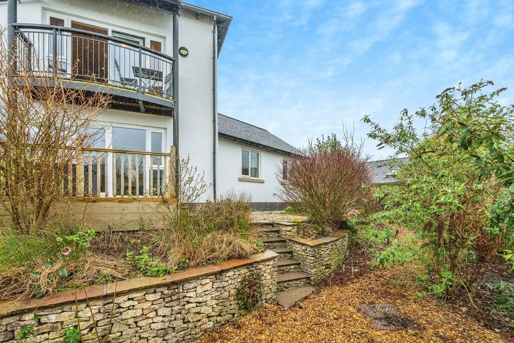 Rear Landscaped G...