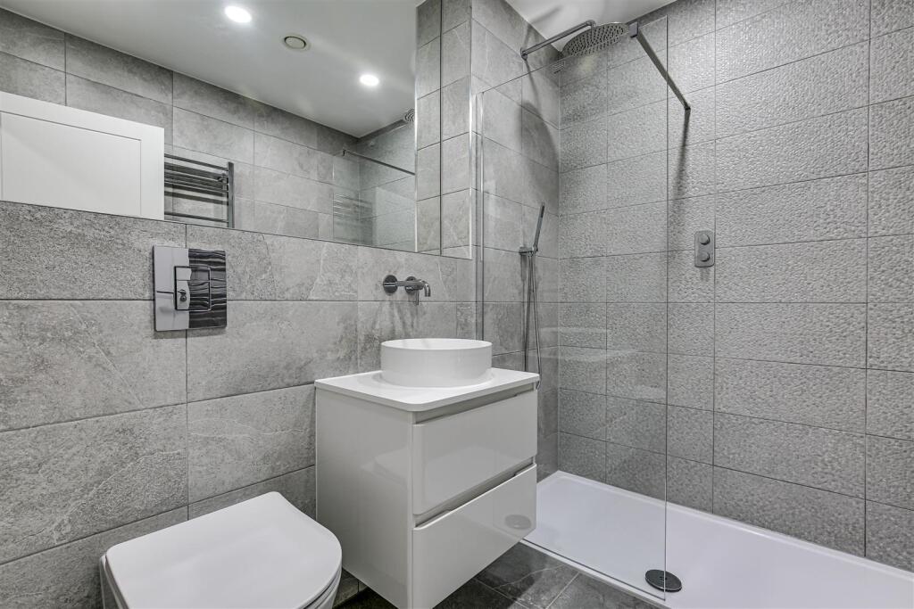 9 Shower Room.jpg