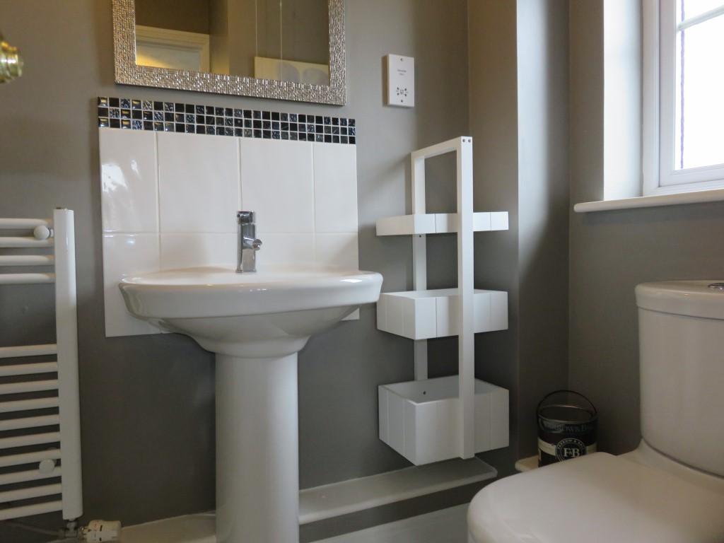 EN-SUITE SHOWER ROOM