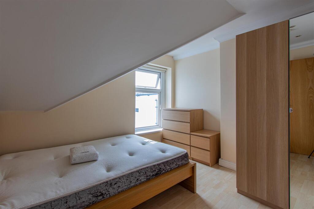 Connaught Road 86, 6-1.jpg