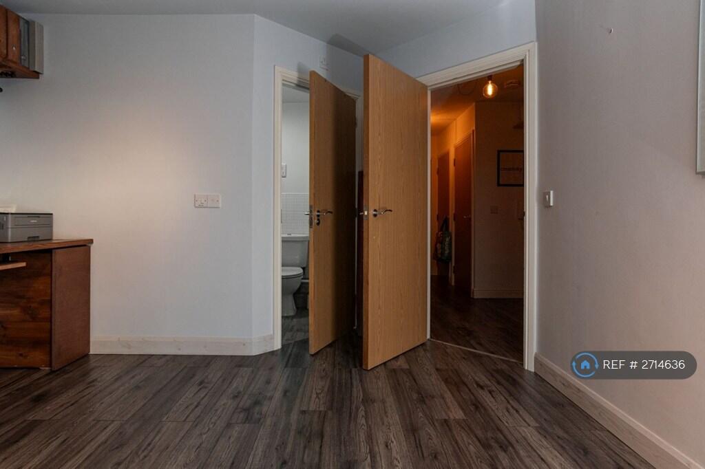 Main Bedroom / Office -> En-Suite