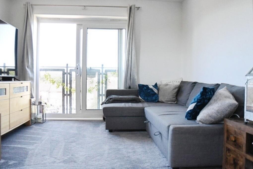 Lounge/ Juliet Balcony