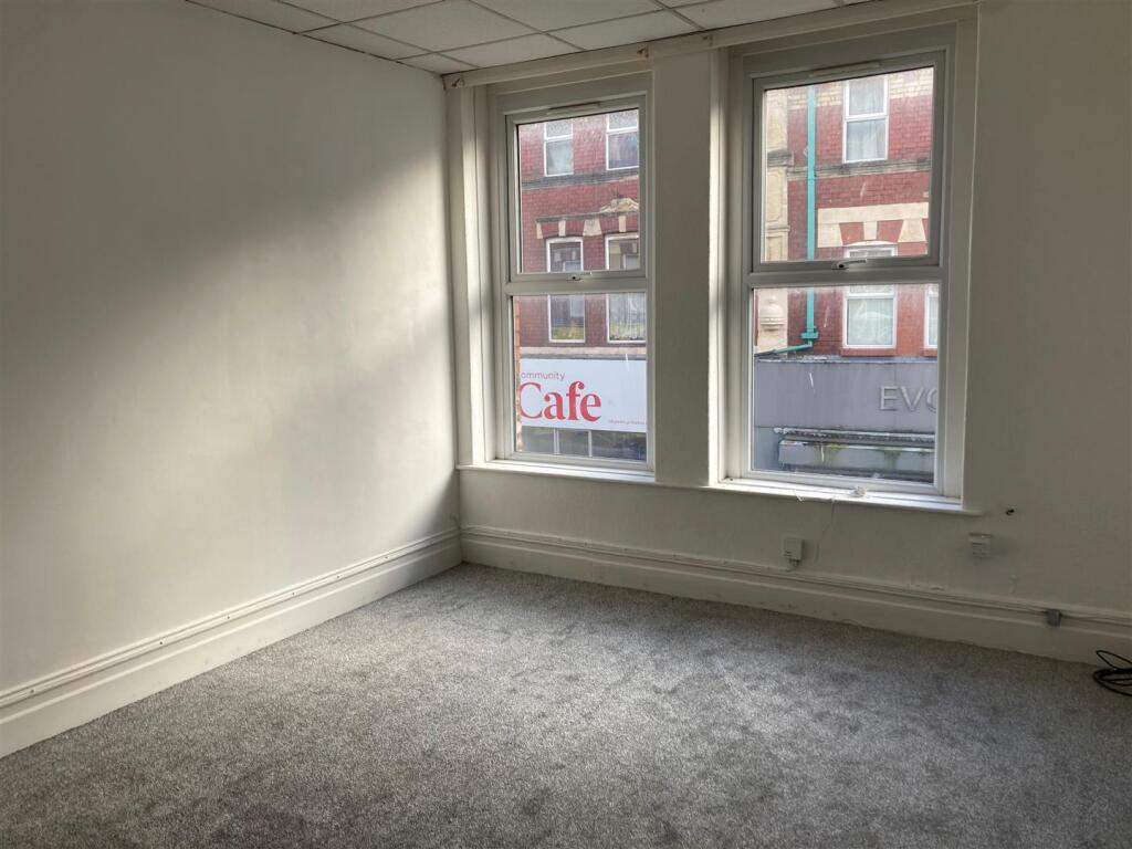 35 Holton Road - Flat 2 living room.jpg