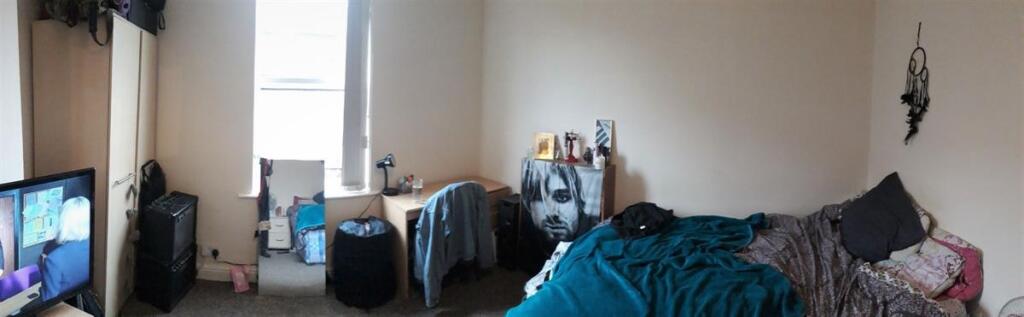 Bright, simply furnished double bedroom with a ...