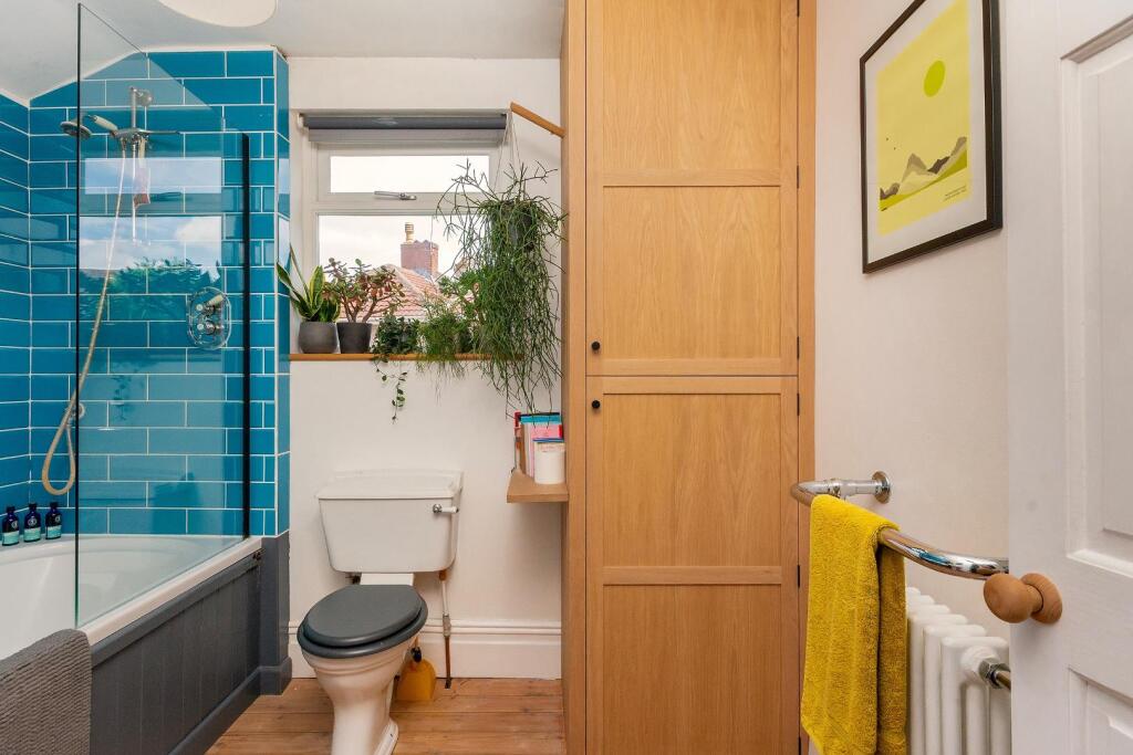 0W5AMR - Bathroom B.jpg