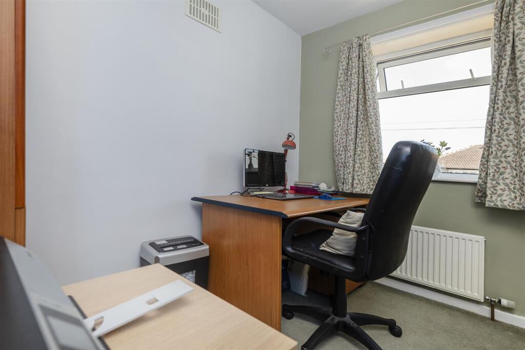Bramleys Estate Agents - Kennedy Avenue - Fixby (2