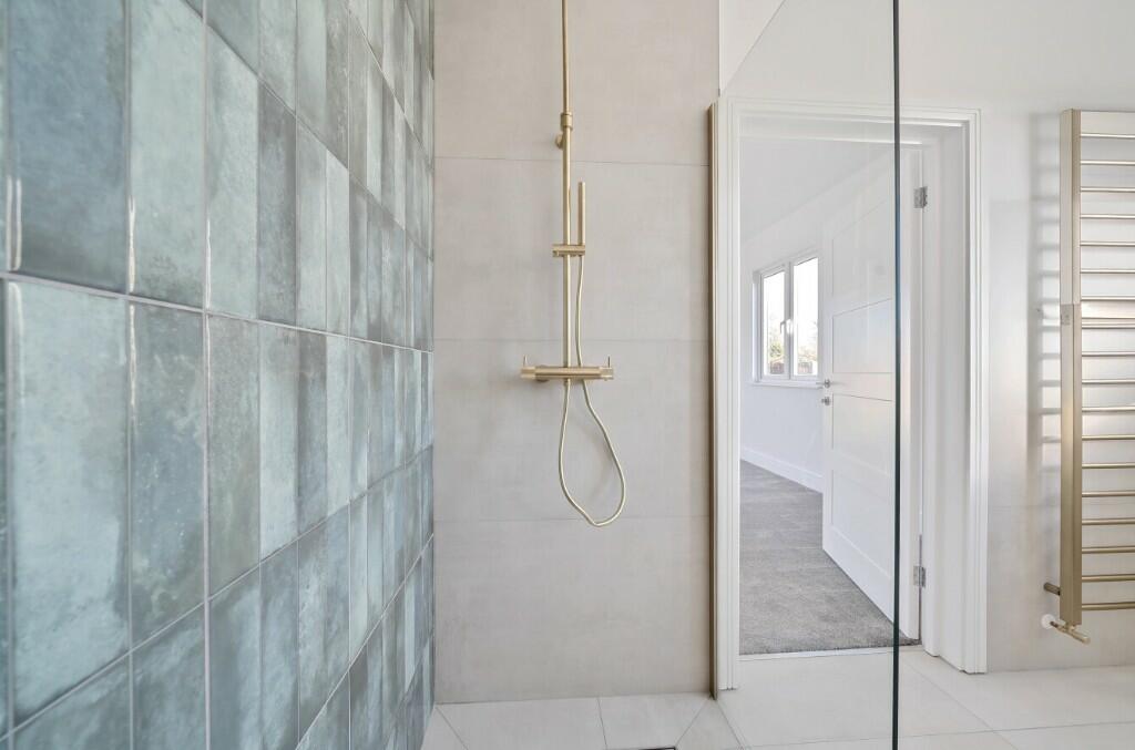 Ensuite to guest 