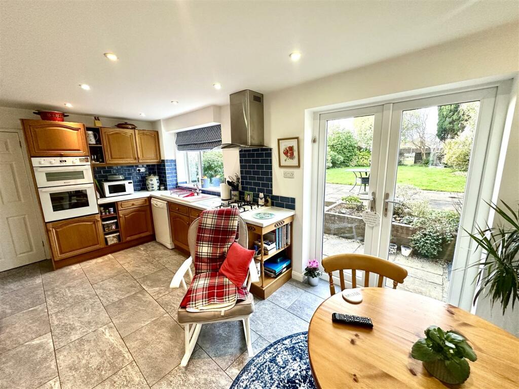 KITCHEN/BREAKFAST ROOM