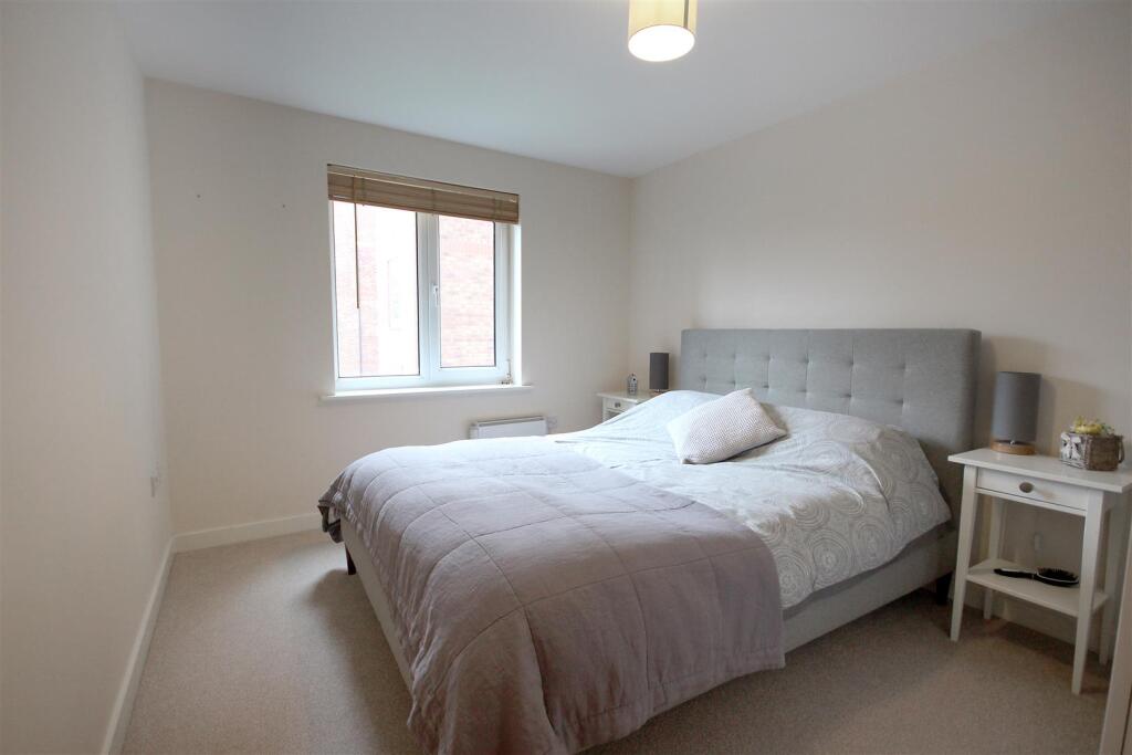 Principal Bedroom with En-Suite Shower Room