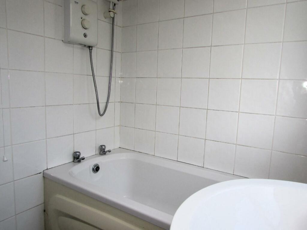 AsshetonRd79bath2.JPG