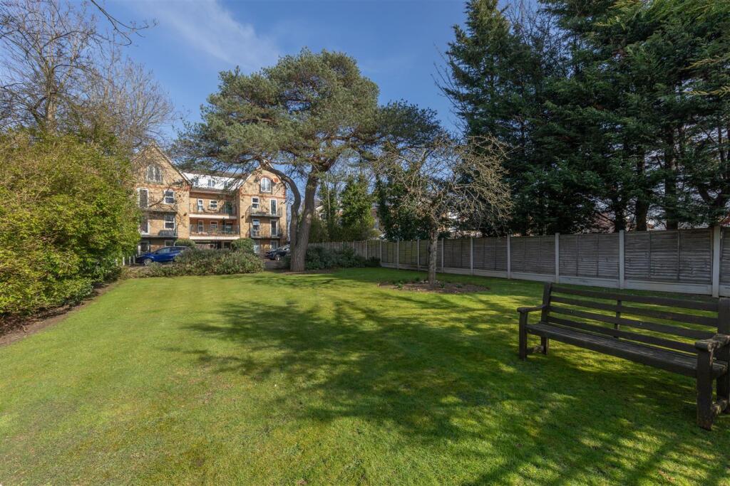 Churchfields, E18