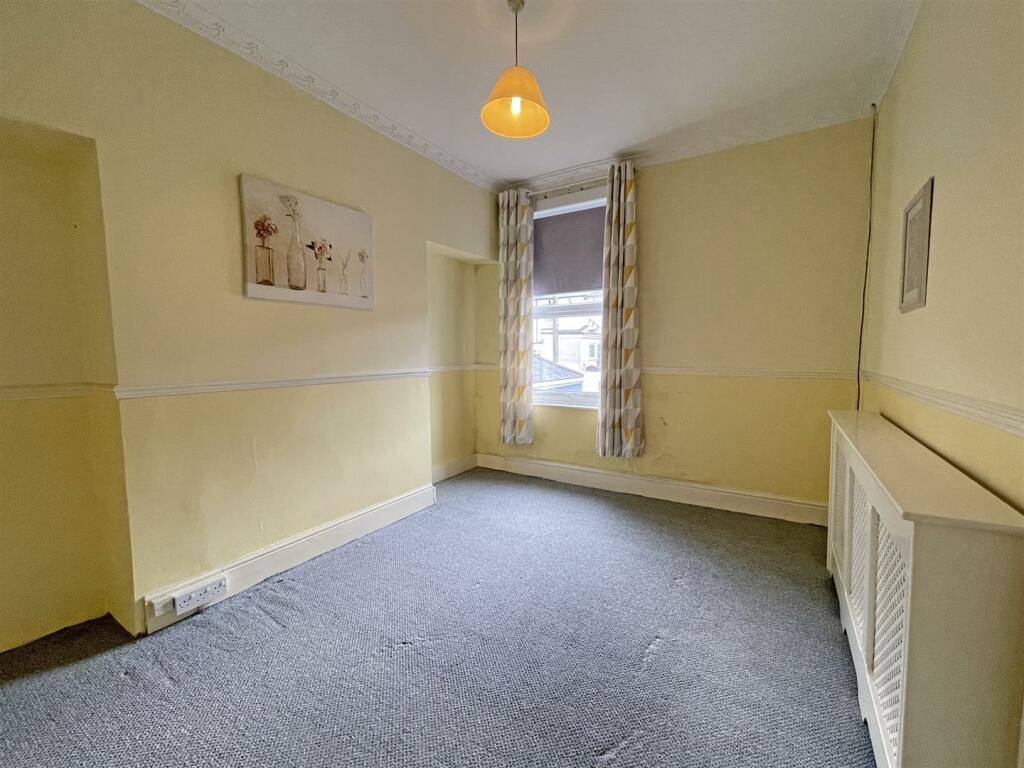 Ocean Street 12 Bed 1.jpg