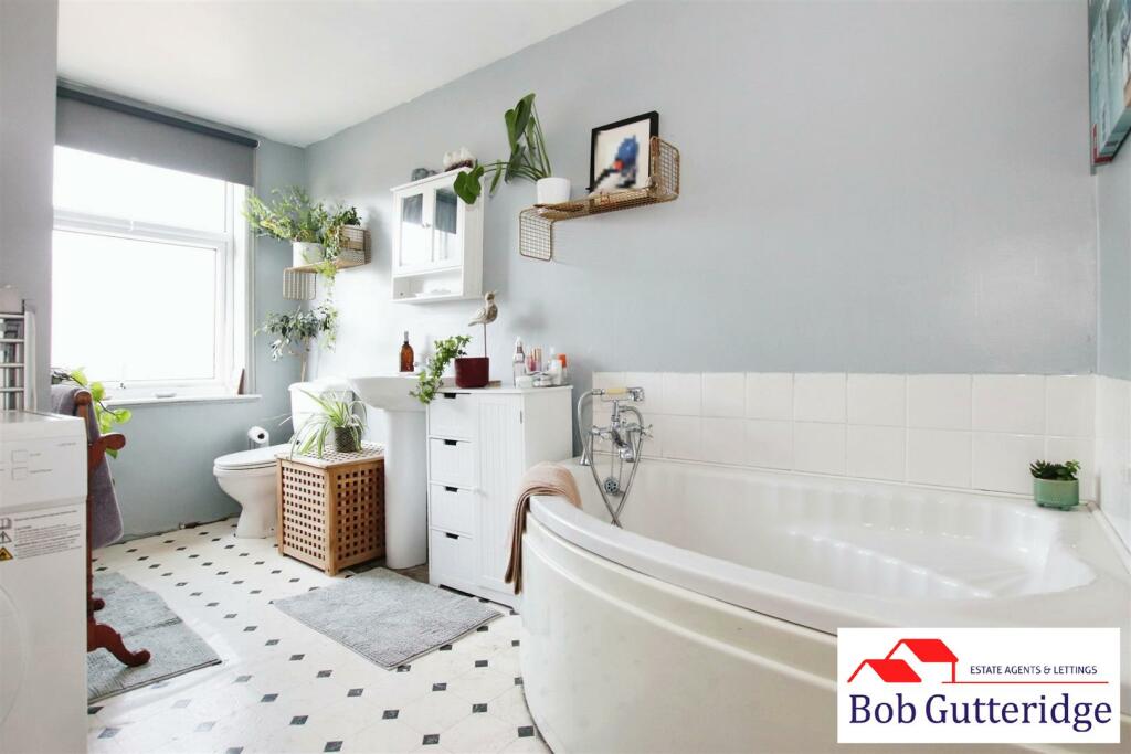 FIRST FLOOR FAMILY BATHROOM