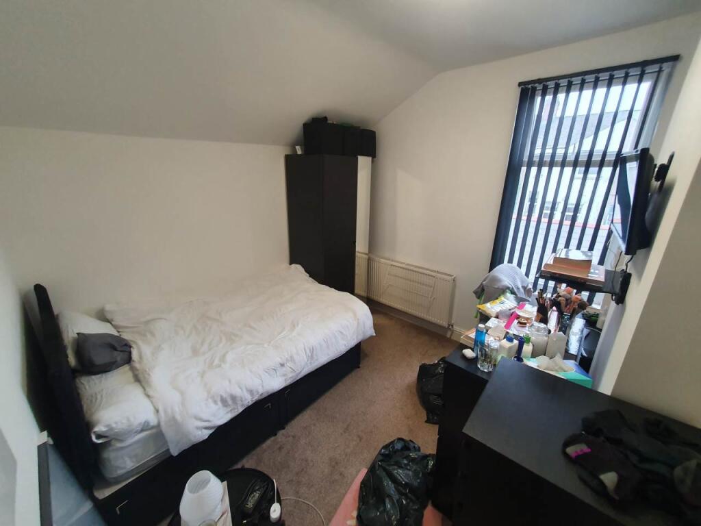 First floor rear bed