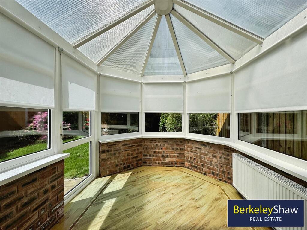 Moorgate Avenue, Crosby