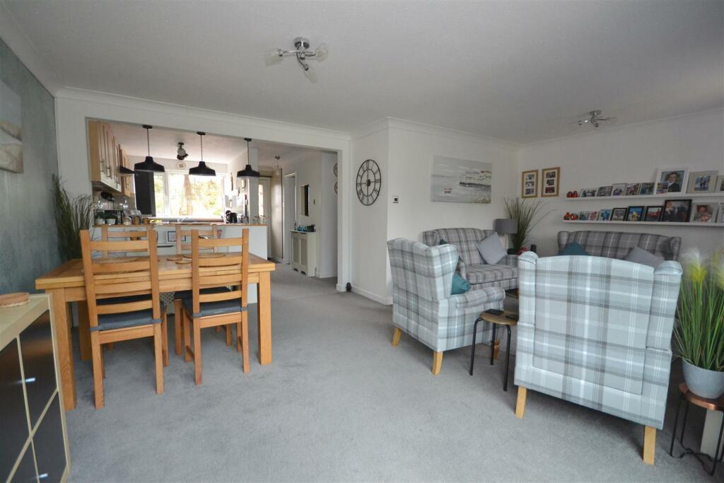 Louge/Dining Room