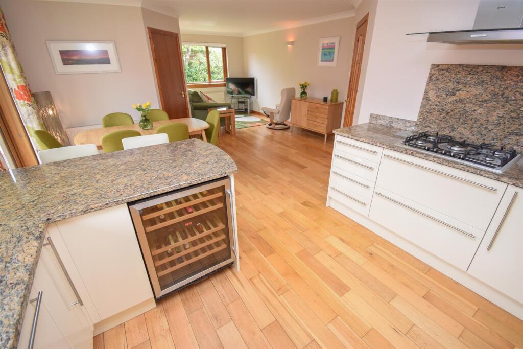 KITCHEN AREA (2)-2.jpg