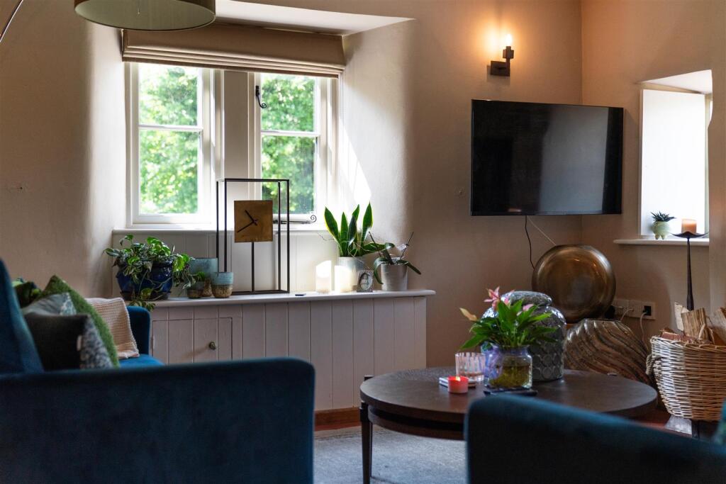 Living Room-3.jpg