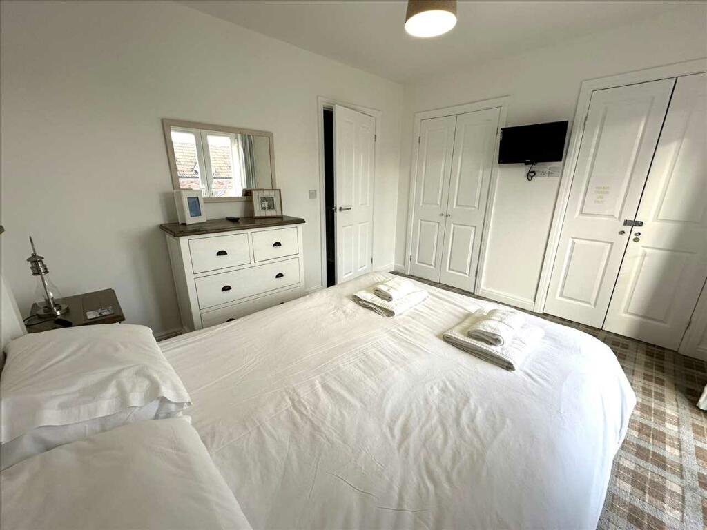 Bedroom (rear)
