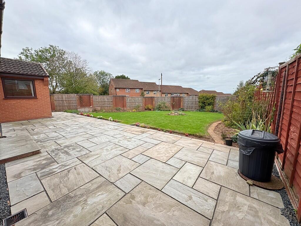 Rear Garden alt a...