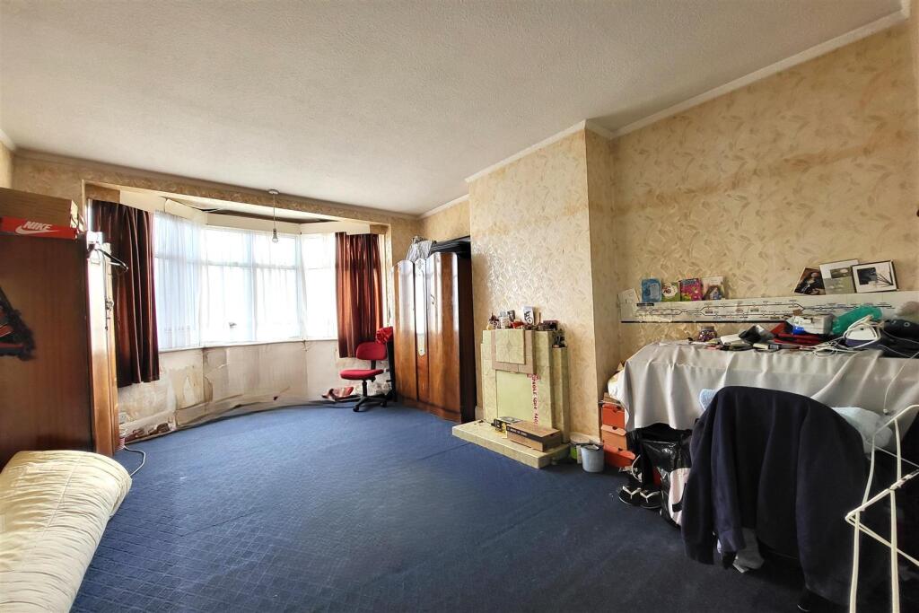 BEDROOM 2