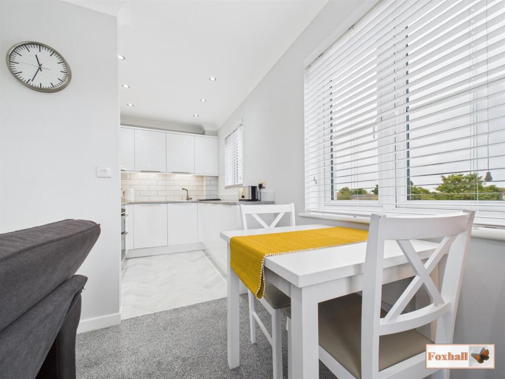 Lounge / Dining Kitchen Area